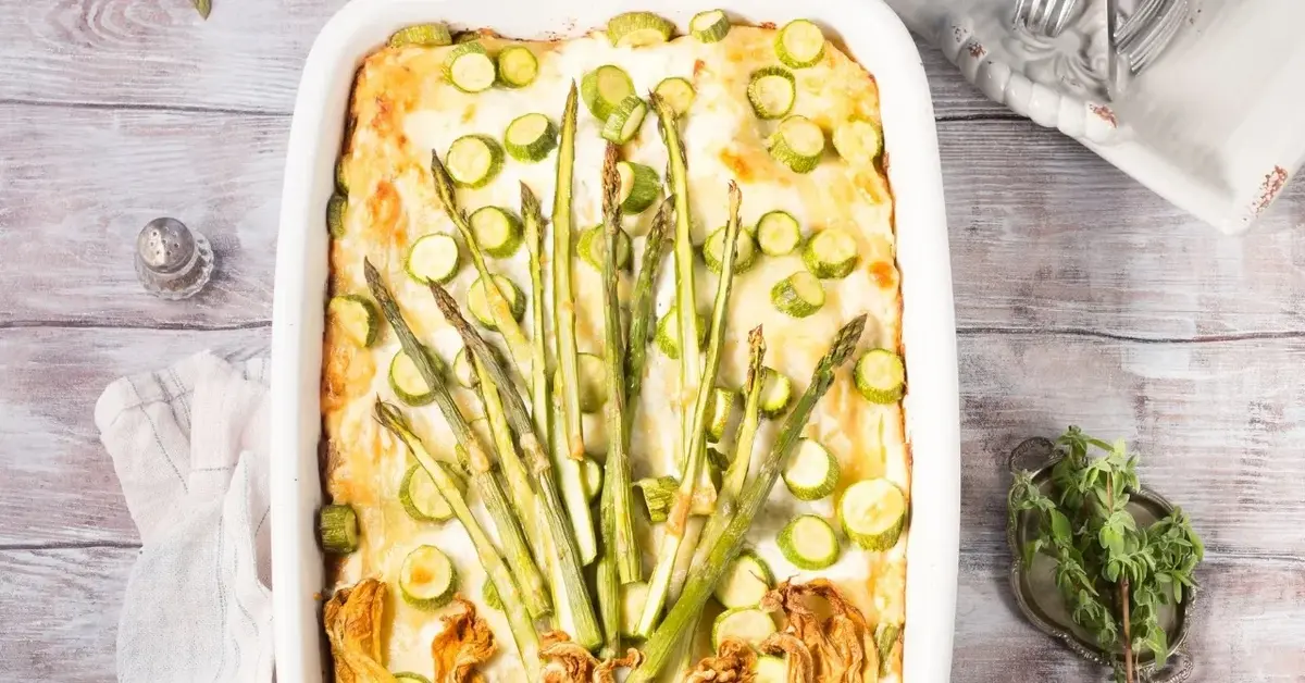 Zapiekanka ze szparagami w naczyniu do zapiekania