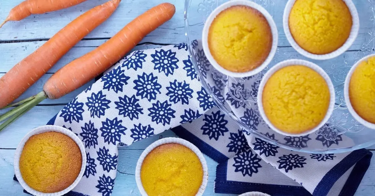 Muffinki marchewkowe na niebieskim stole przykrytym serwetką