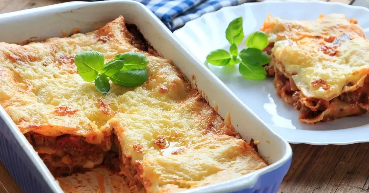 Zapiekanka à la lasagne w naczyniu do zapiekania