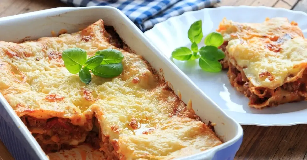 Zapiekanka à la lasagne w naczyniu do zapiekania