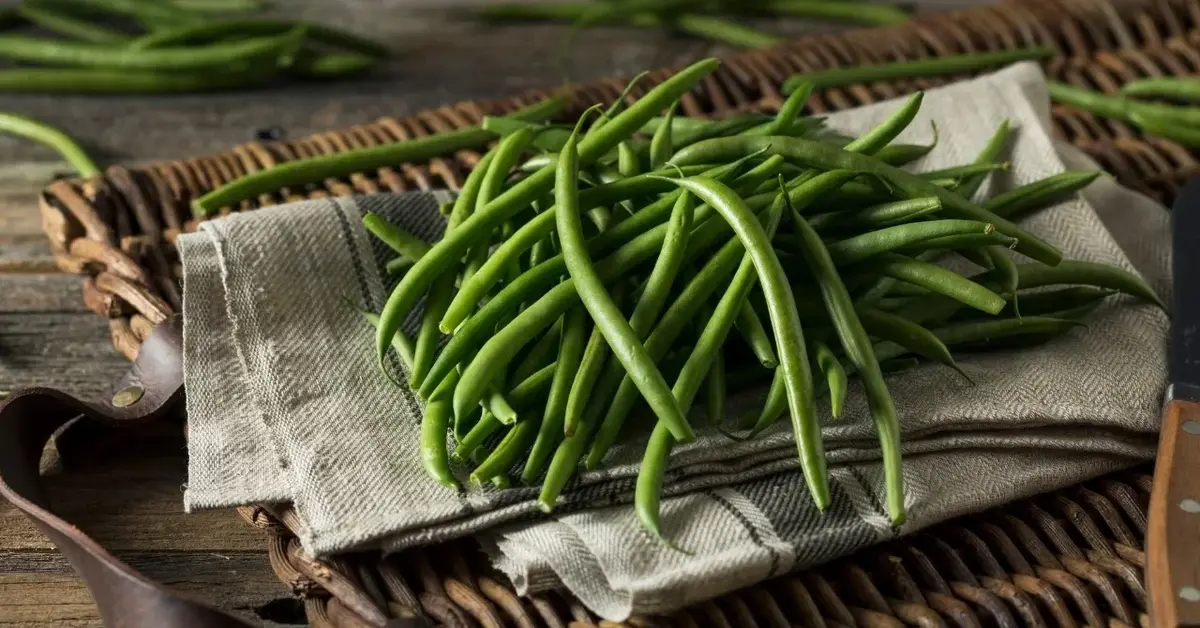 Fasolka szparagowa na drewnianym blacie