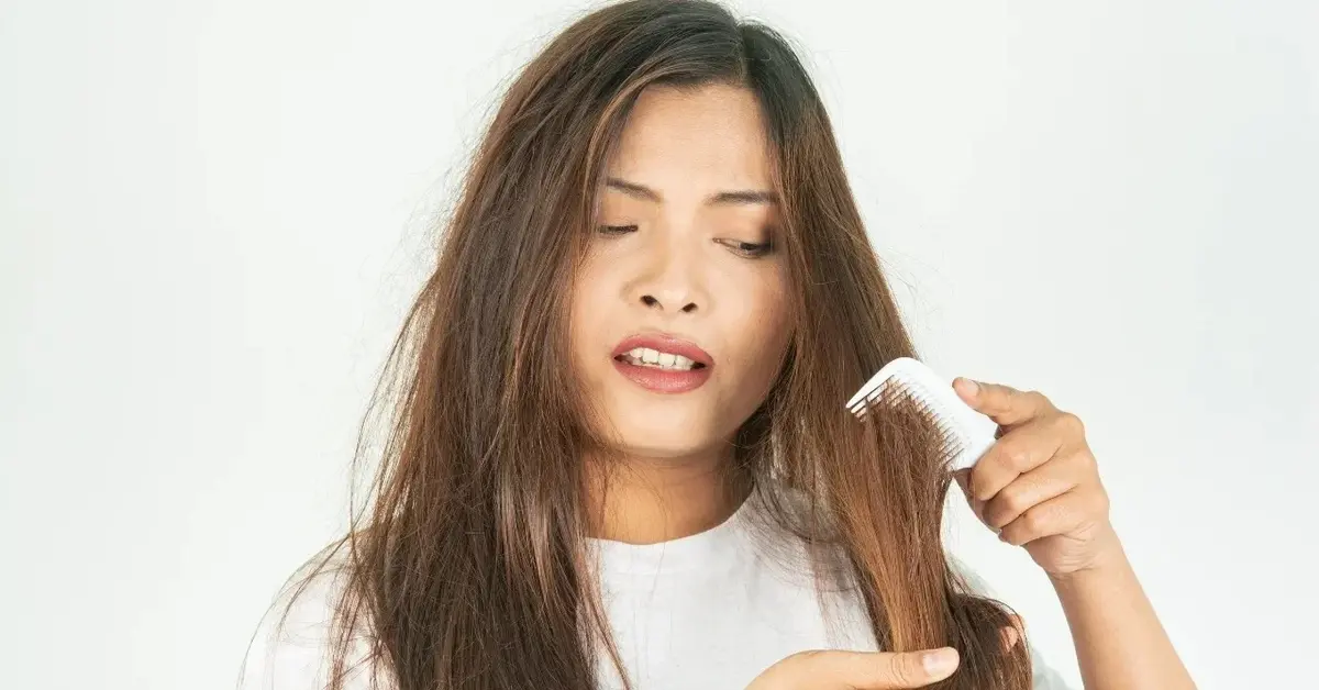 Kobieta rozczesująca suche długie włosy