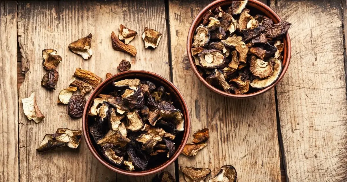 suszone grzyby w miseczkach