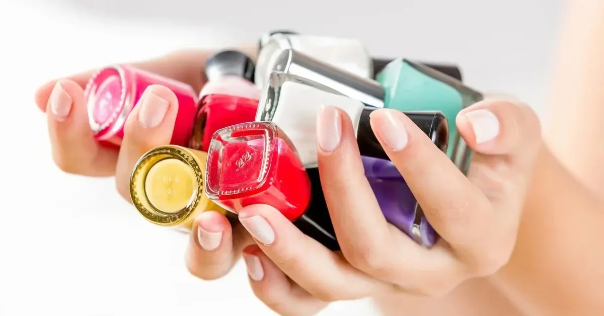 Lakiery do paznokci trzymane w ręce