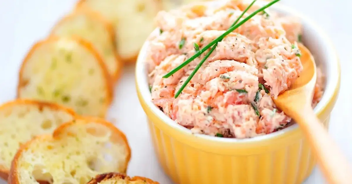 Pasta z łososia w miseczce