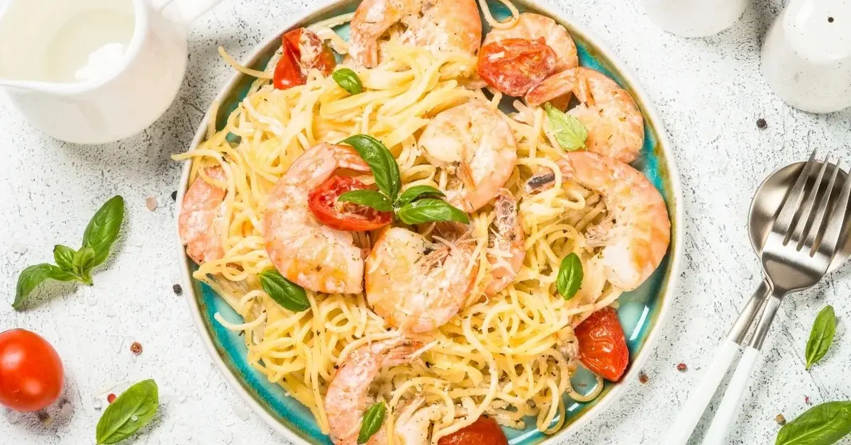 Makaron z krewetkami na białym talerzu