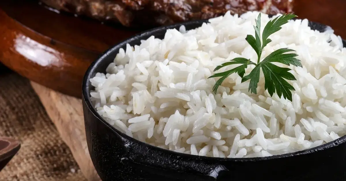 Porcja ryżu w miseczce