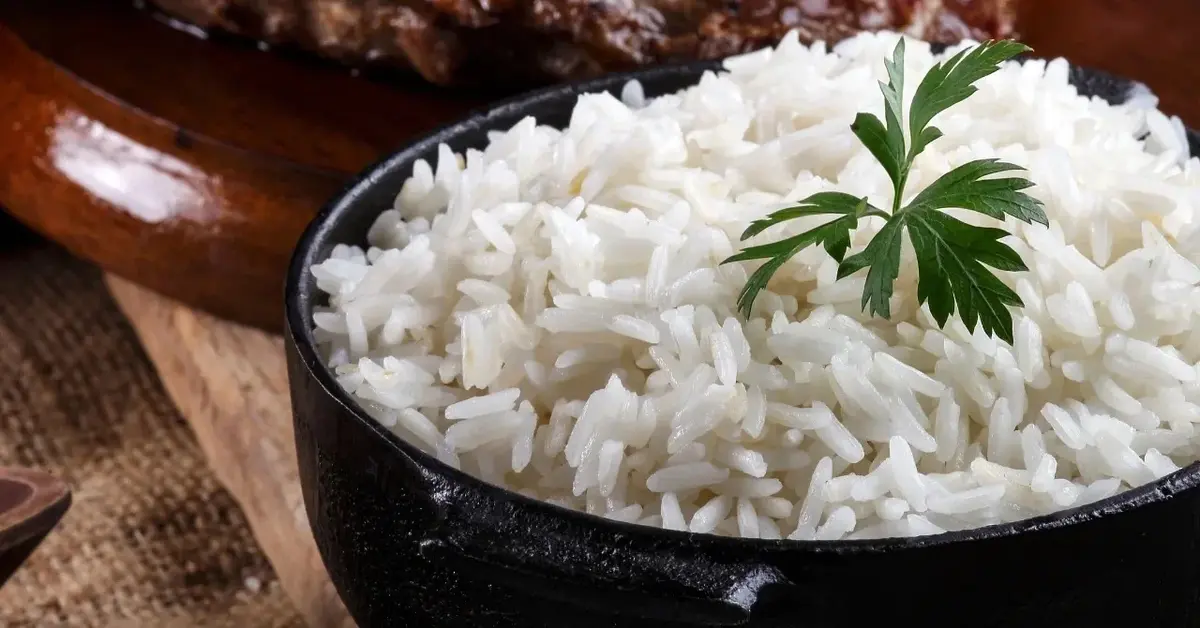 Porcja ryżu w miseczce