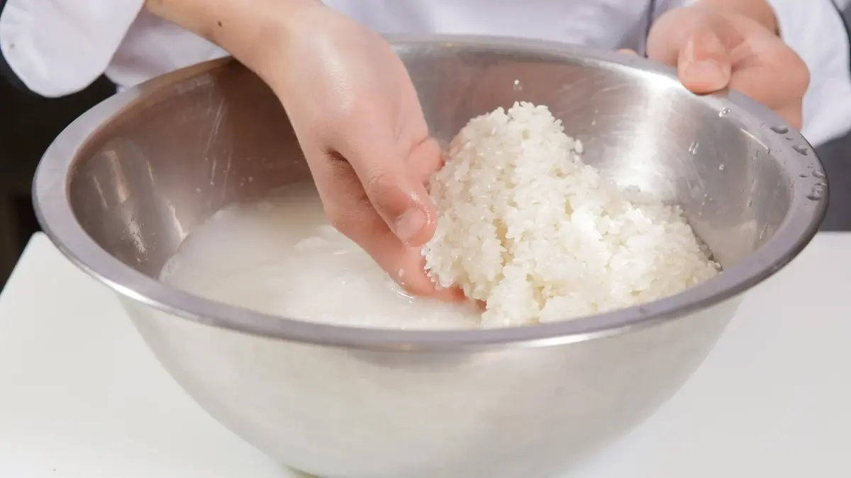 Płukanie ryżu w srebrnej misce