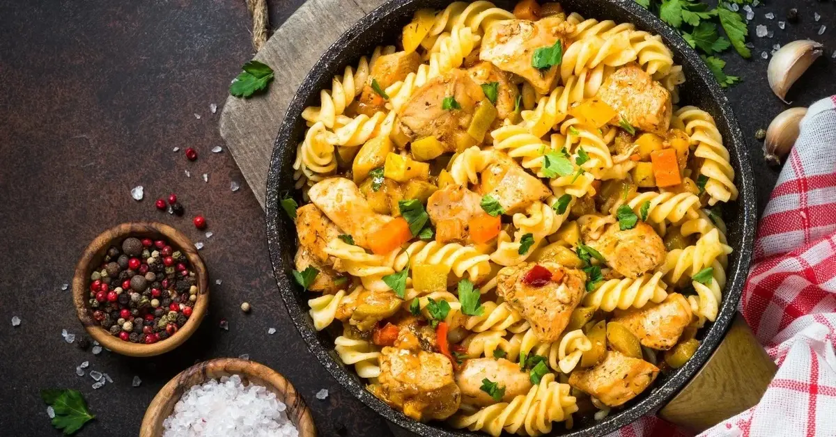 Makaron z  tuńczykiem i warzywami n apatelni