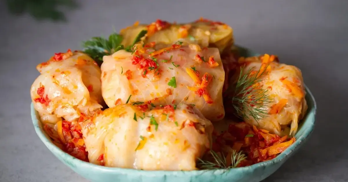 Gołąbki tradycyjne z ryżem i mięsem  w sosie na talerzu