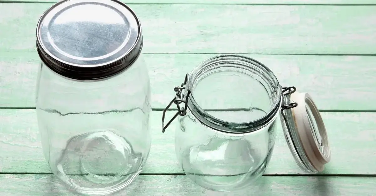 Słoiki na przetwory na drewnianym blacie