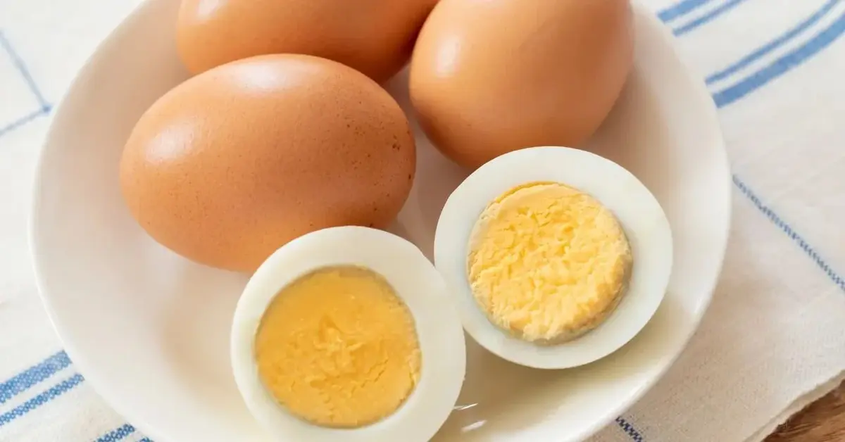 jajka na twardo w białej miseczce