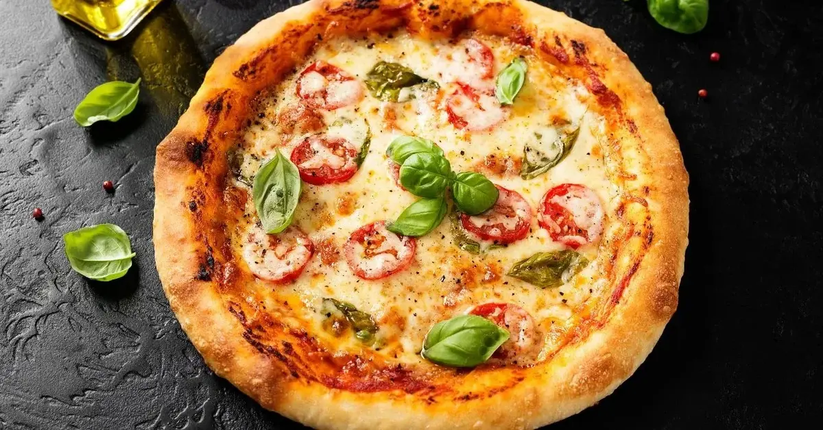 Pizza margherita na drewnianym blacie