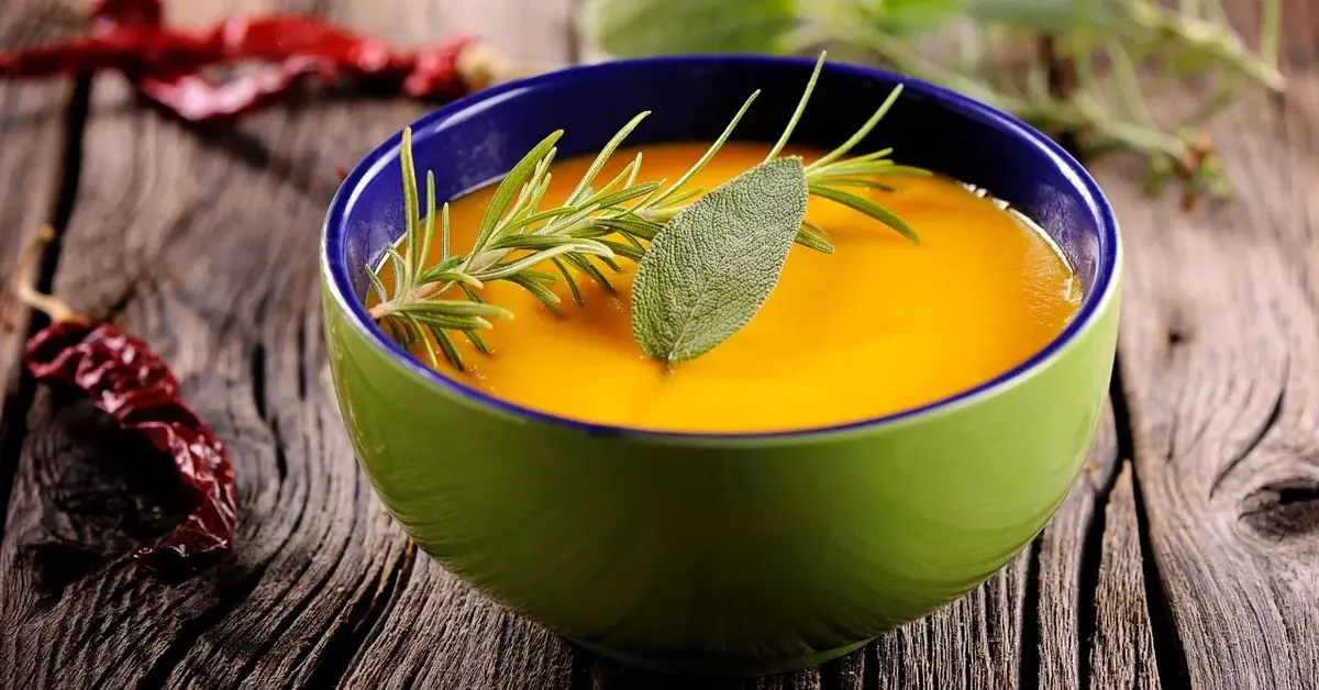 Zupa z dyni w zielonej miseczce