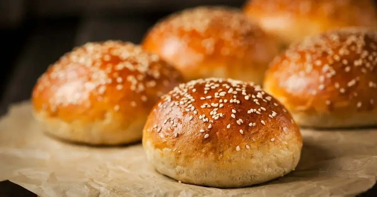 Bułeczki drożdżowe na papierze do pieczenia