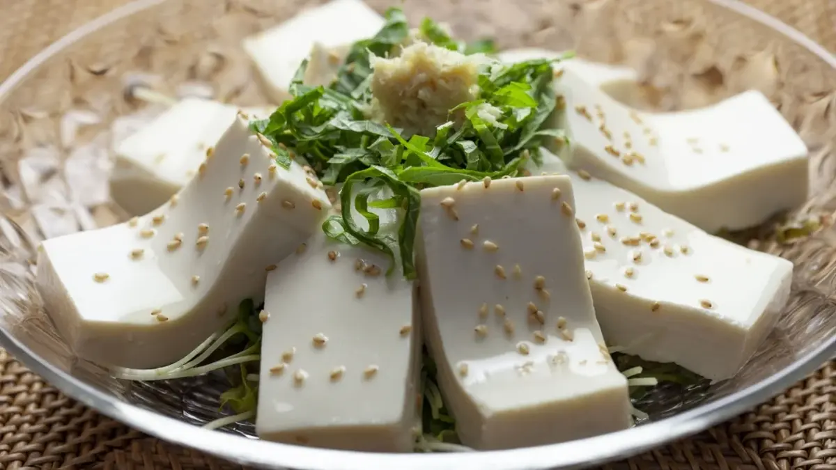 Tofu pokrojone w plasterki na półmisku