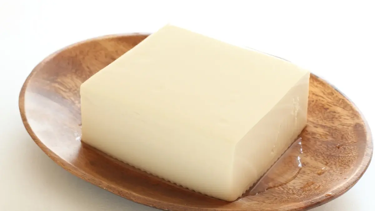 Tofu w kostce na półmisku