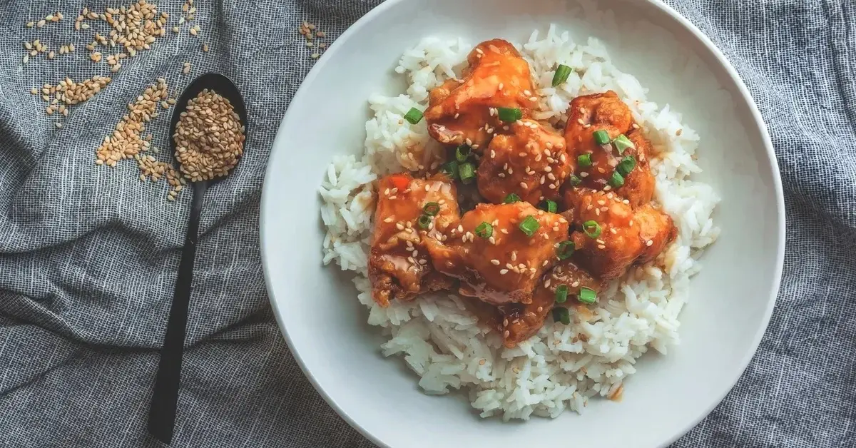 Kurczak słodko-kwaśny z ryżem na białym talerzu