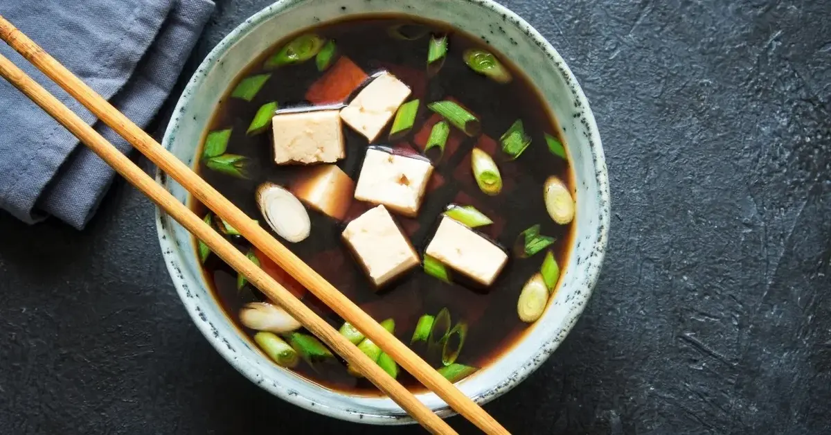 Zupa miso w miseczce