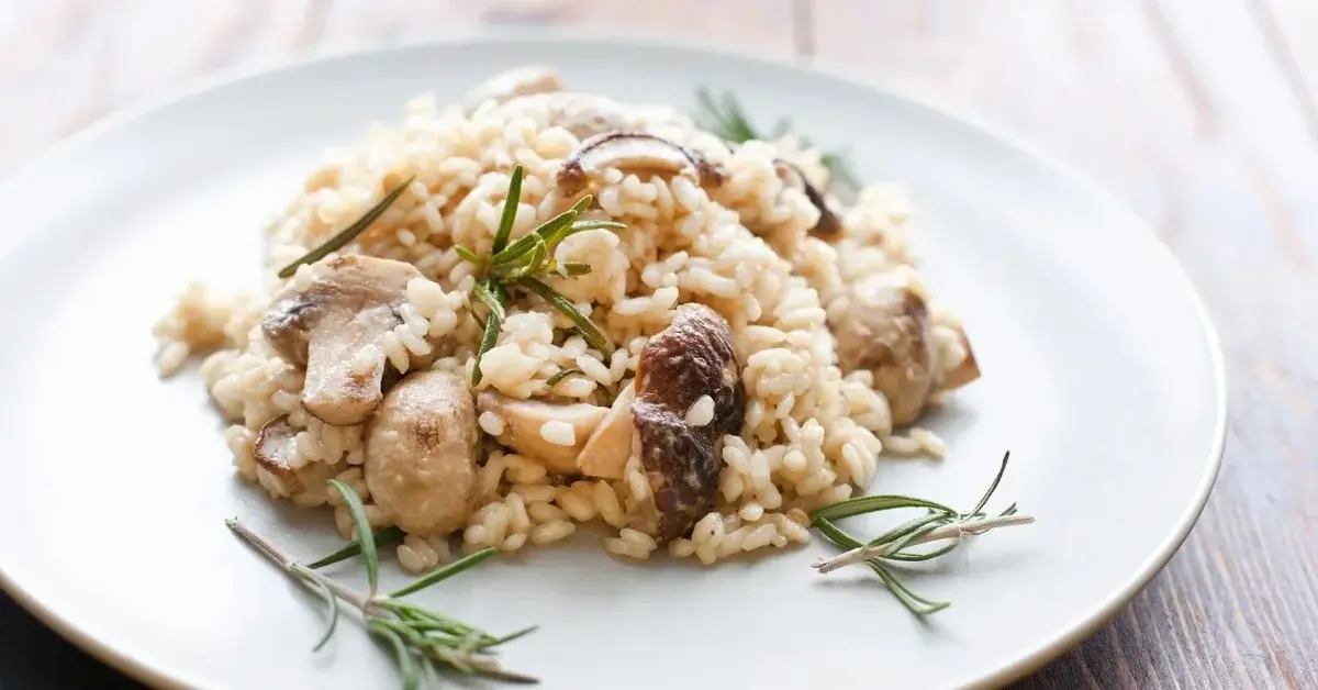Risotto z prawdziwkami na białym talerzu