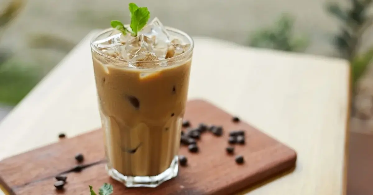 Kawa mrożona frappe w wysokiej szklance z lodem