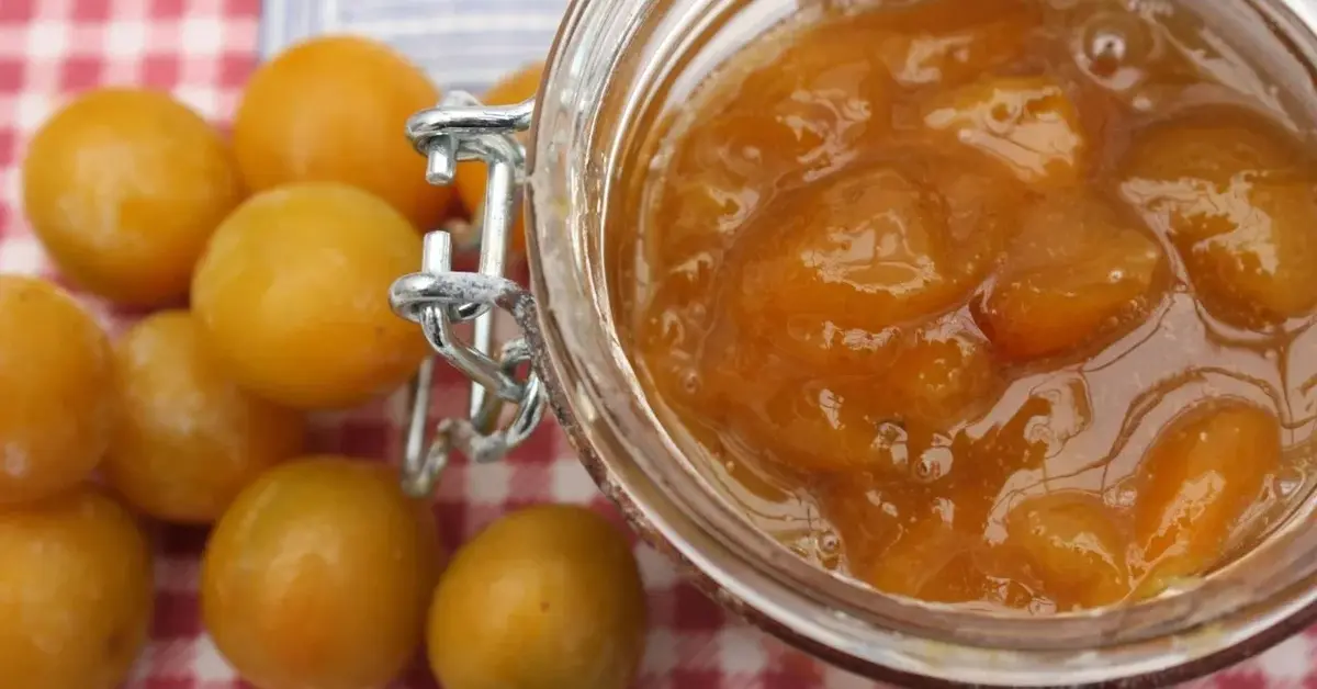 Dżem z mirabelek w słoiku, obok świeże mirabelki