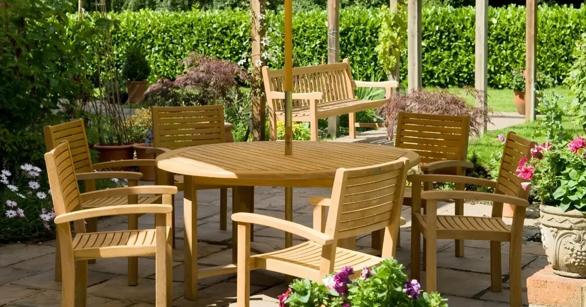 Drewniane meble ogrodowe - stół i krzesła na tarasie 