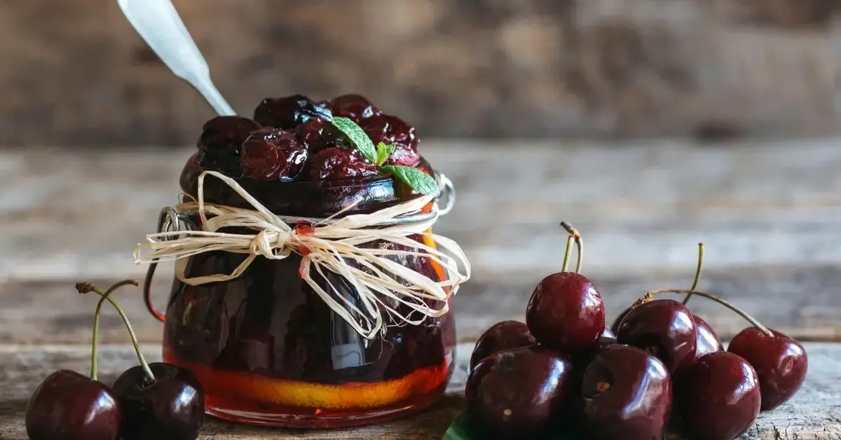 Czereśnie w słoiku, obok świeże czereśnie