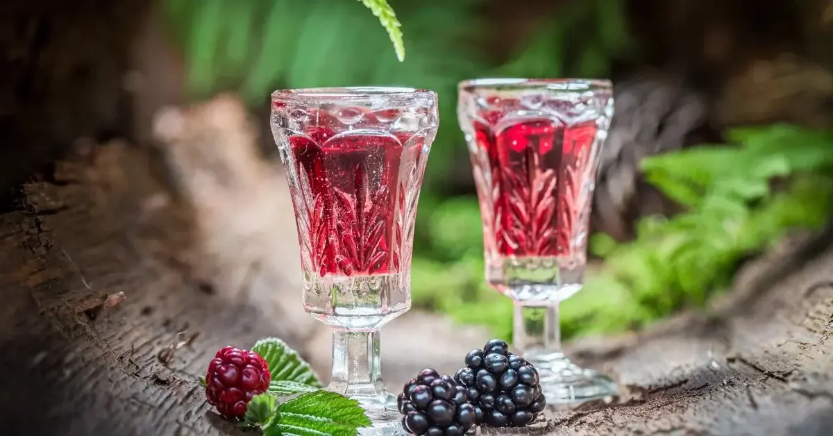 Nalewka z jeżyn w dwóch kryształowych kieliszkach