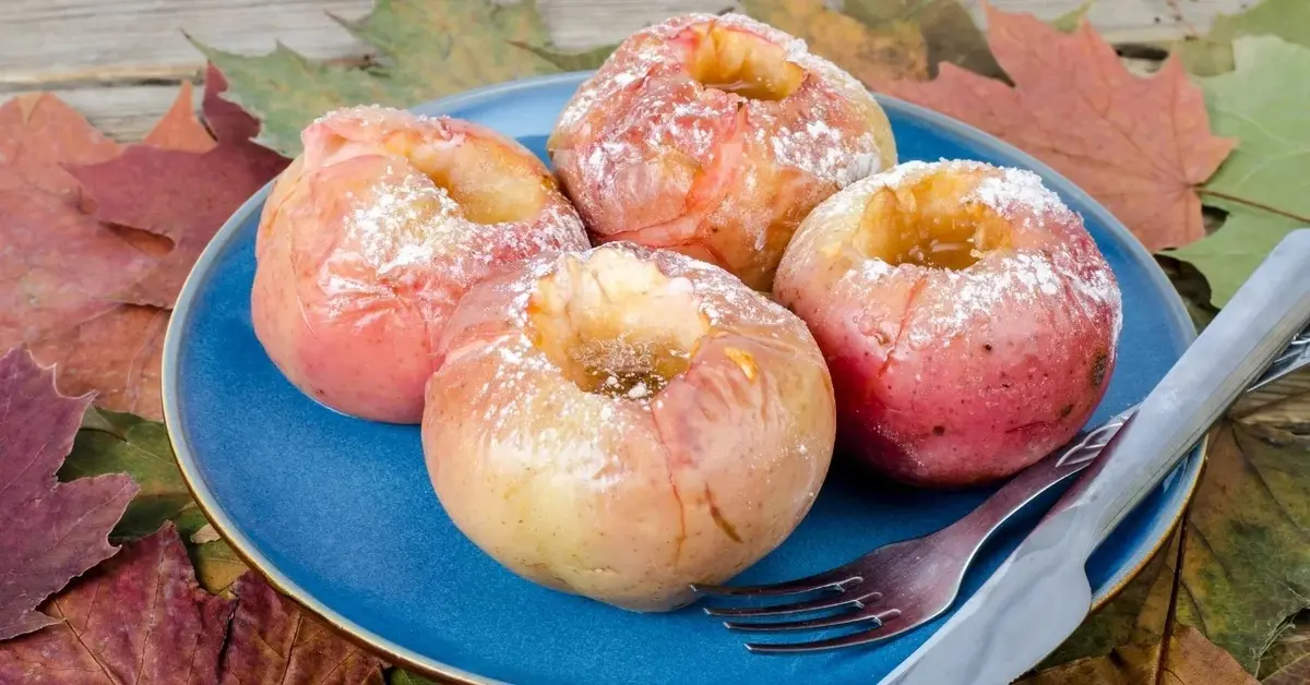 Pieczone jabłka na niebieskim talerzyku