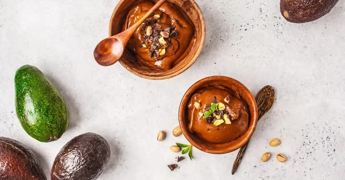 fit deser w miseczkach na białym tle