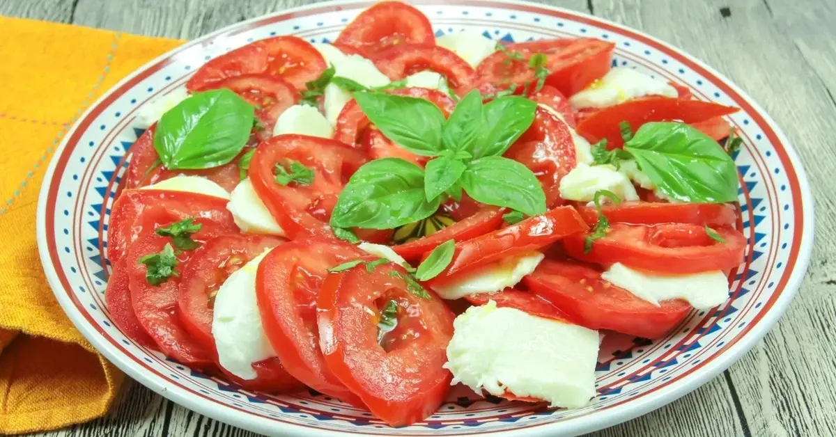 Mozzarella z pomidorami na talerzu