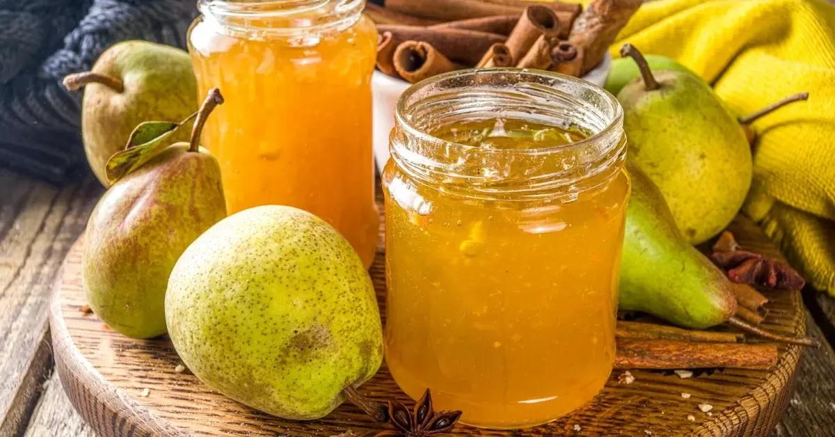 Dżem gruszkowy w słoiku, dookoła świeże gruszki