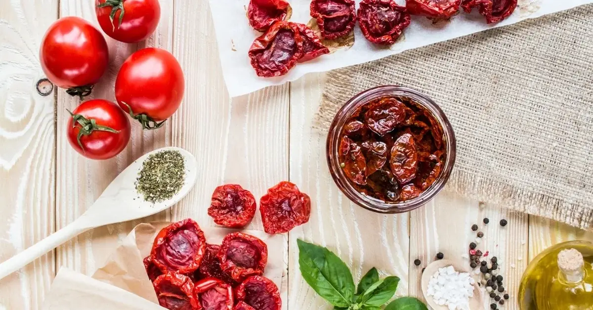 Suszone pomidory na blacie i w słoiczku