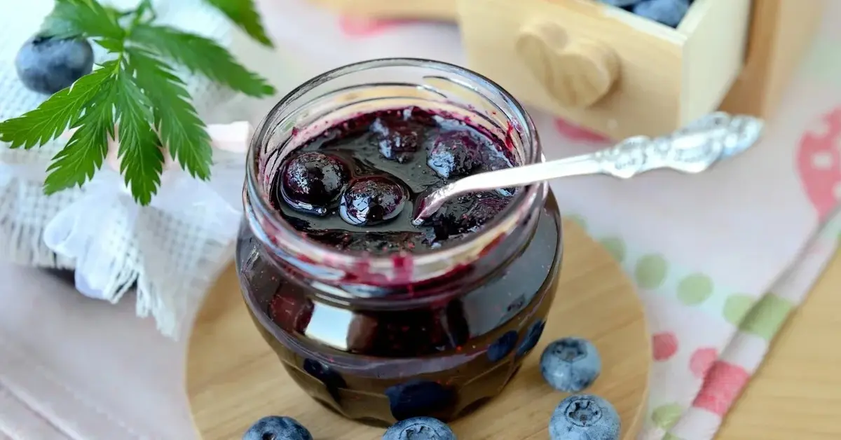 Konfitura z jagód w słoiczku