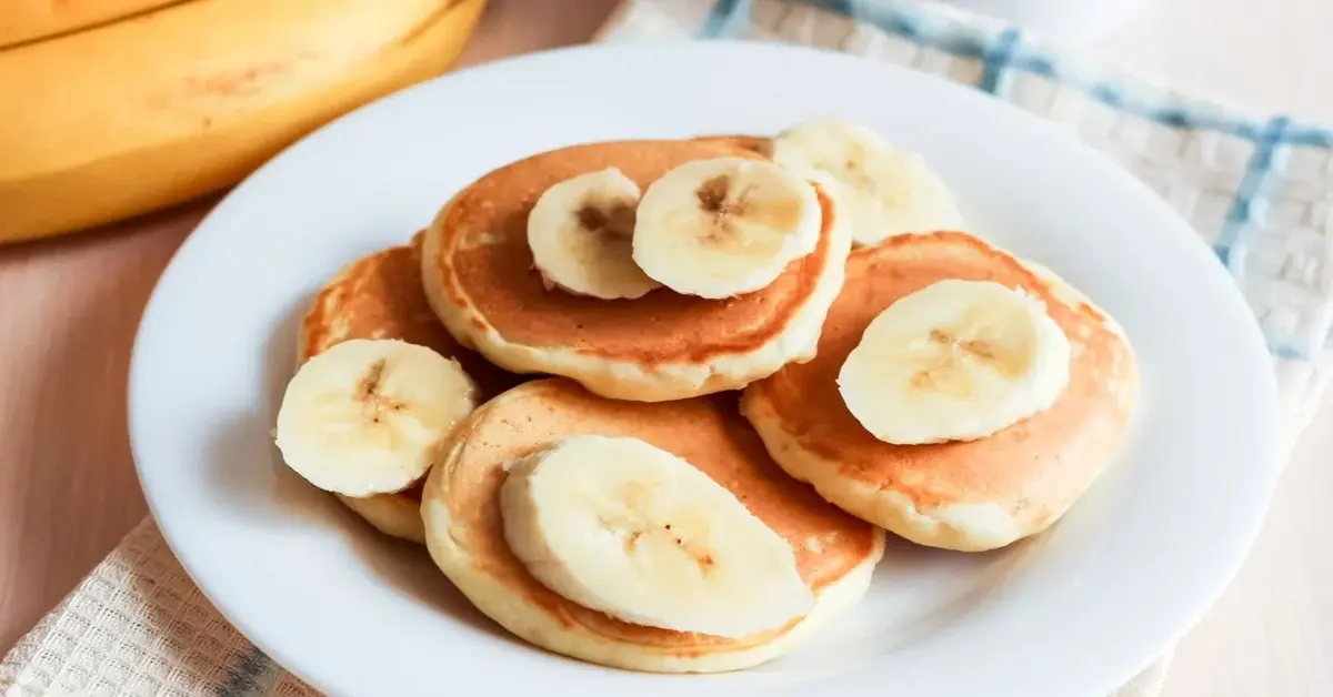 Placuszki bananowe na białym talerzu