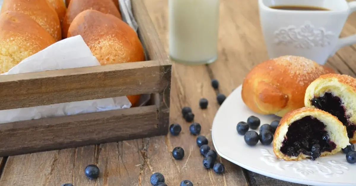 Bułeczki z jagodami na talerzyku