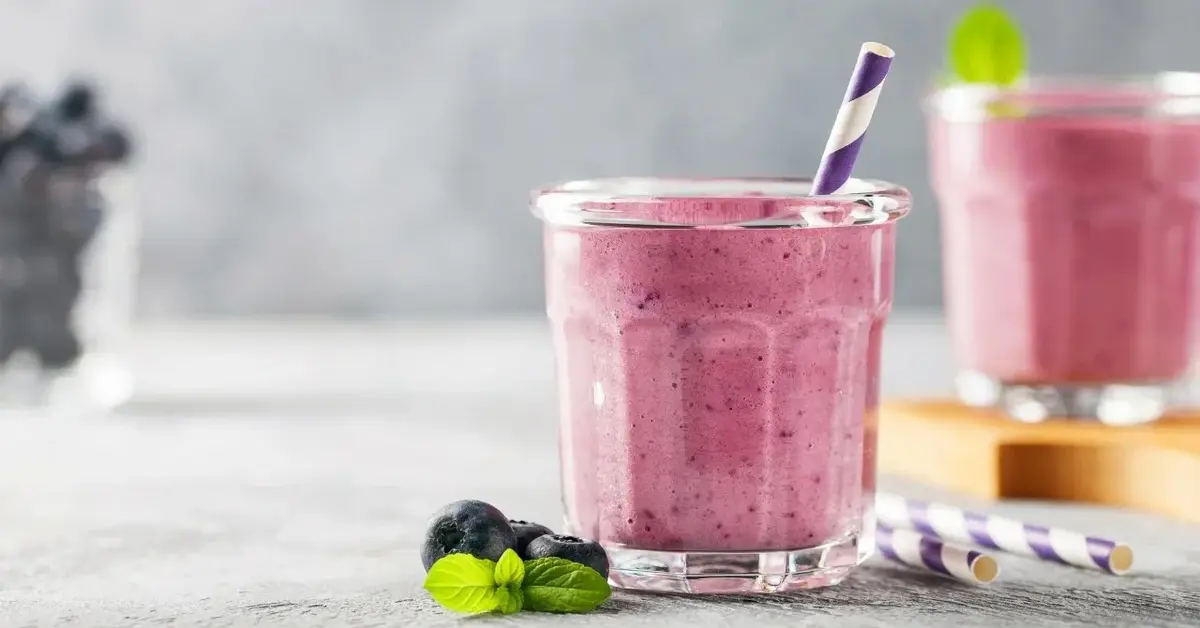 Kefir z orzechami i borówkami w szklankach