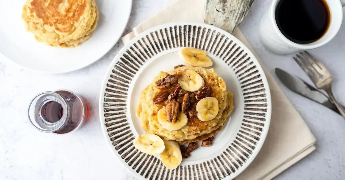Protein pancakes z bananami i orzechami na talerzu