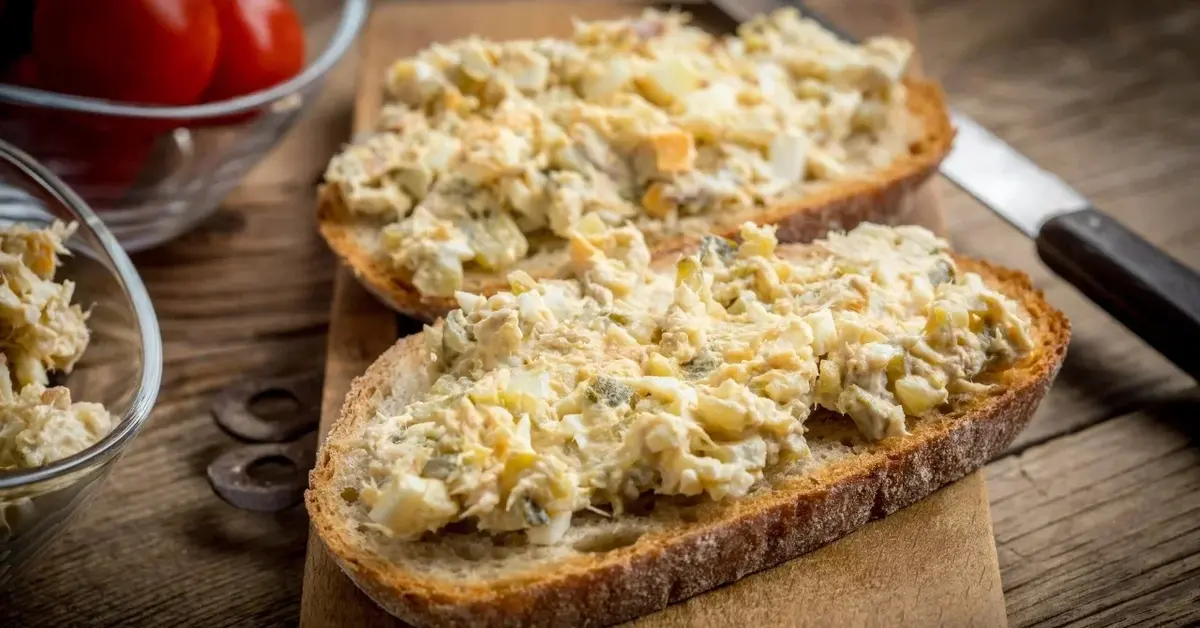 Pasta jajeczna z pieczarkami na dwóch kromkach chleba