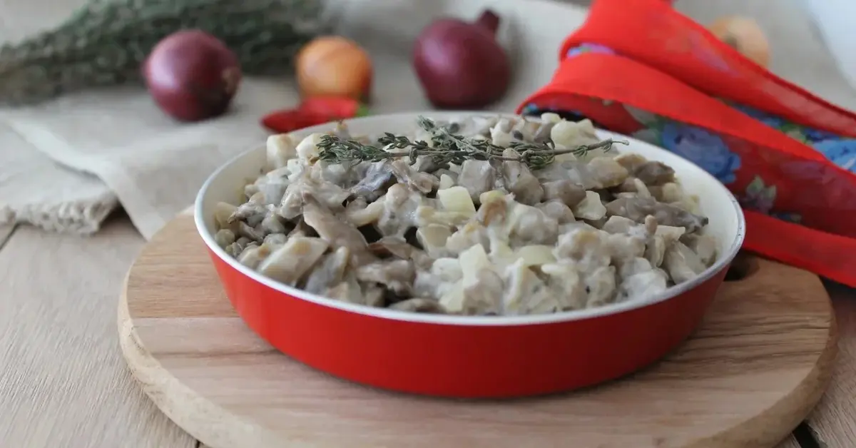 Boczniaki w śmietanie na czerwonej patelni