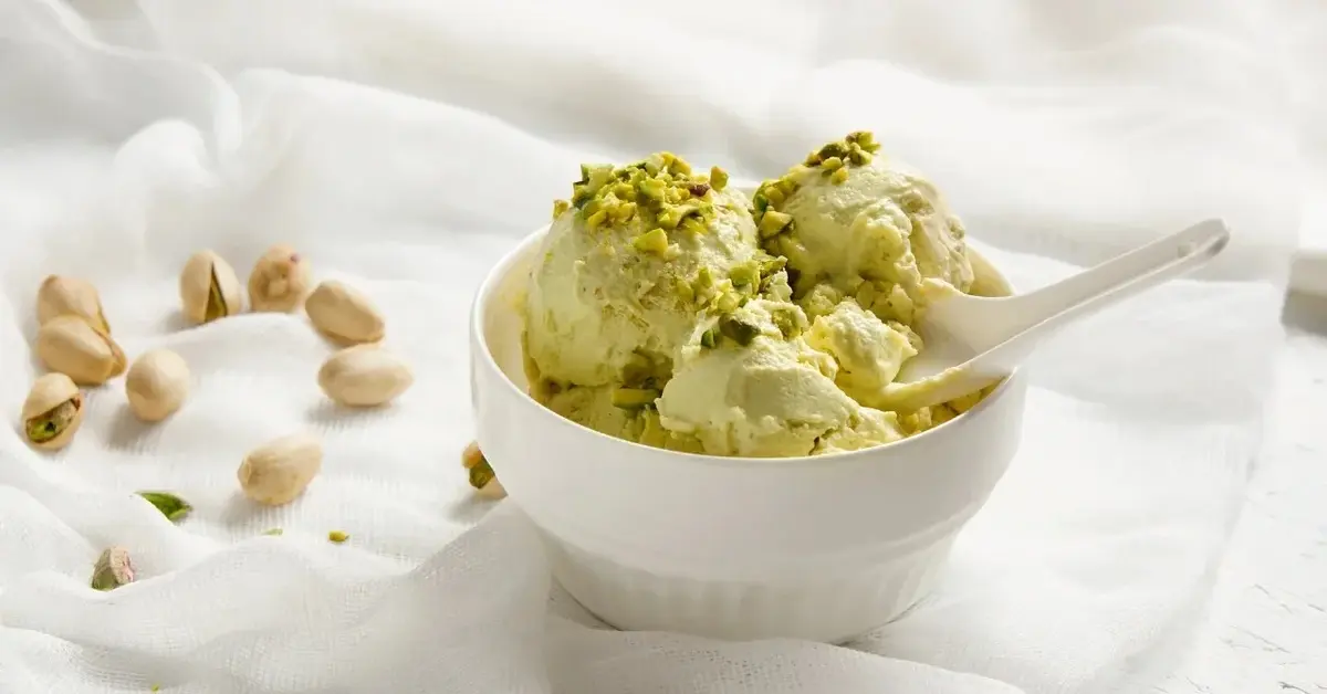 Lody pistacjowe w miseczce