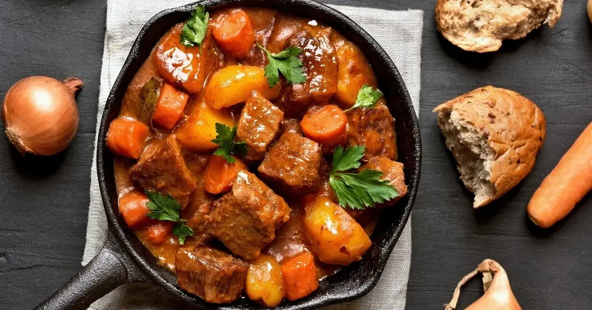 Gulasz z sarny na patelni