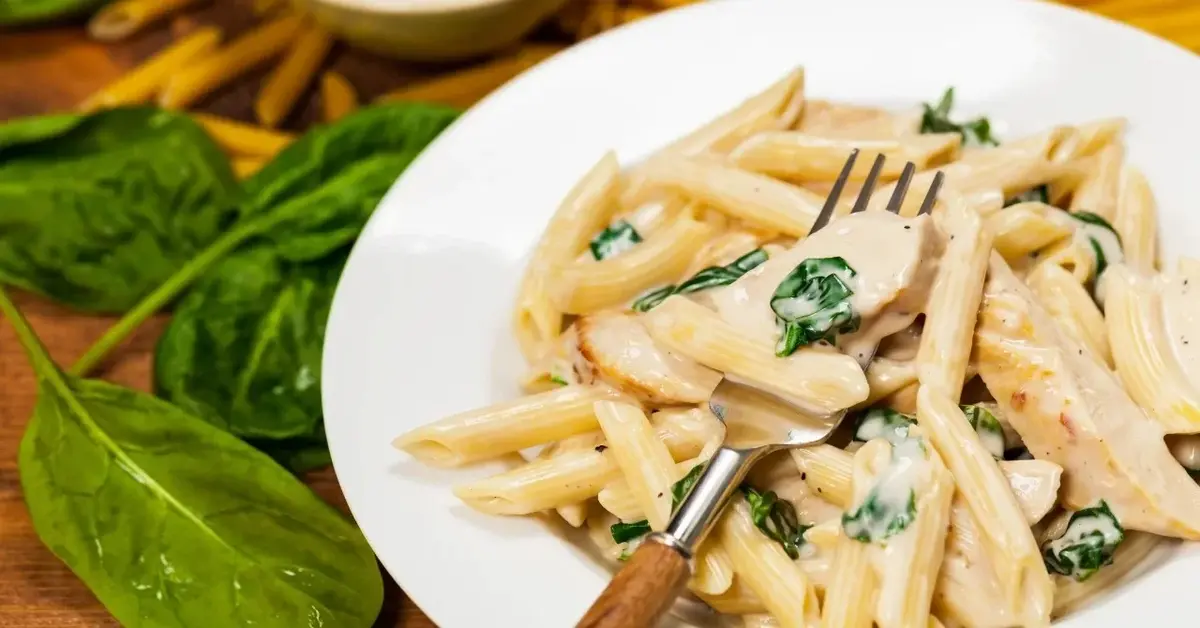 Penne ze szpinakiem na talerzu