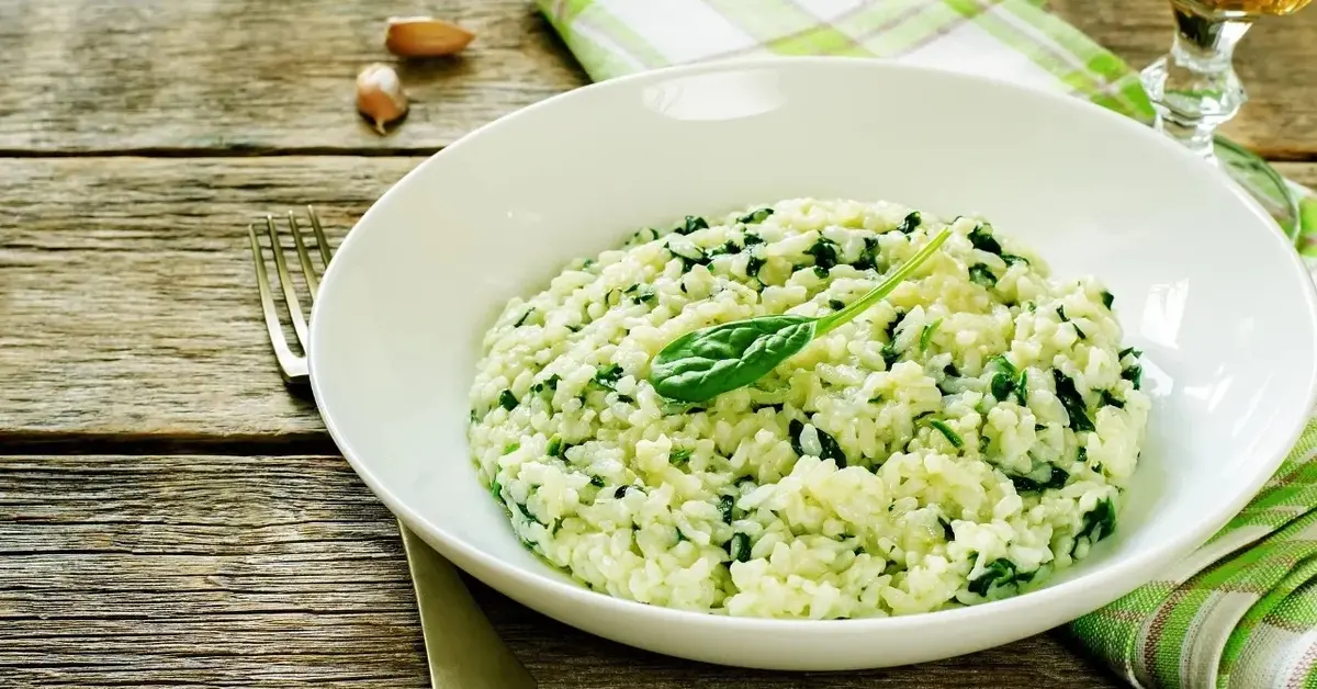 Risotto ze szpinakiem na głębokim talerzu