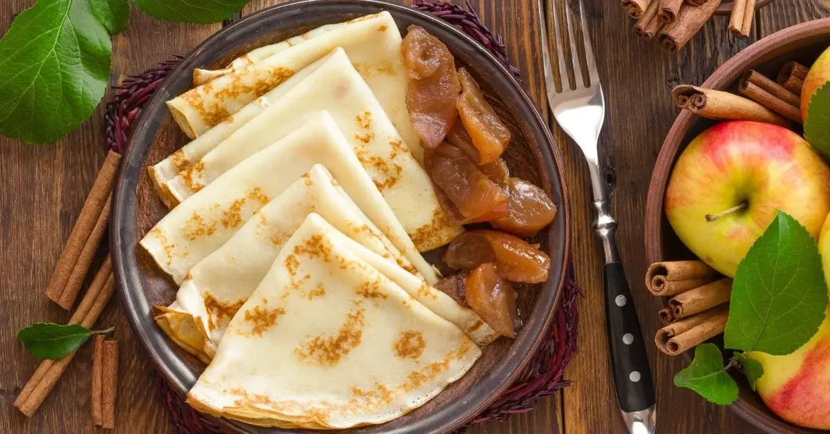 Naleśniki z jabłkami na półmisku