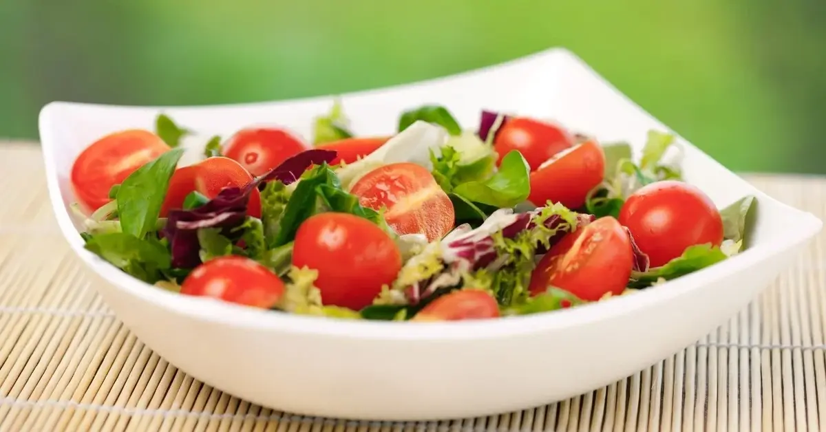 Główne zdjęcie - Sałatka z pomidorów i awokado: Pełna zdrowia i smaku!