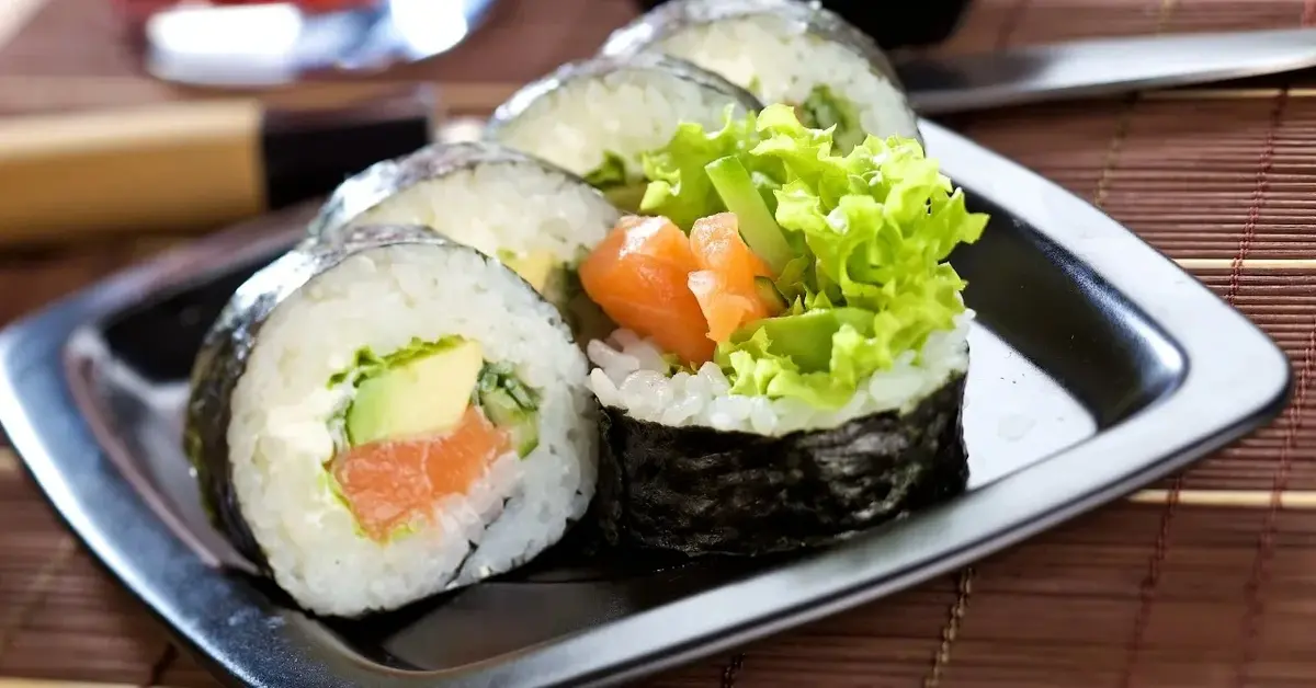 Futomaki z łososiem na półmisku