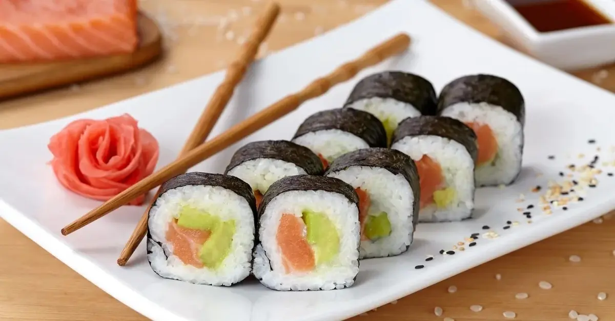 Futomaki z łososiem na półmisku